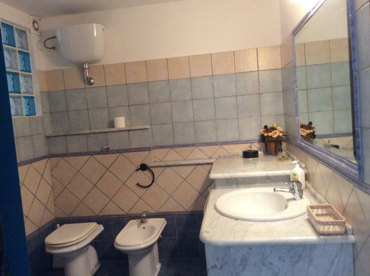 Casa Vacanze Laura ตอร์โตลี ภายนอก รูปภาพ