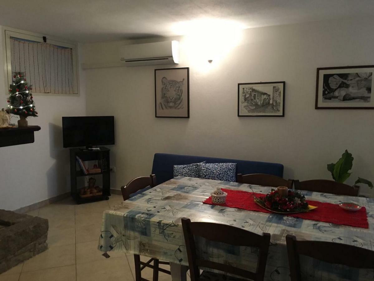 Casa Vacanze Laura ตอร์โตลี ภายนอก รูปภาพ